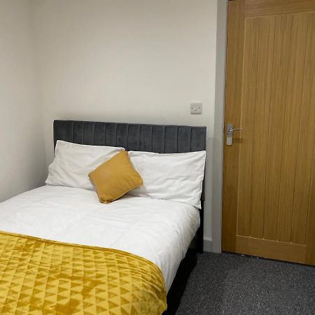 Modern - Two Bed - Apartment Located In The City Of Wolverhampton Exterior photo