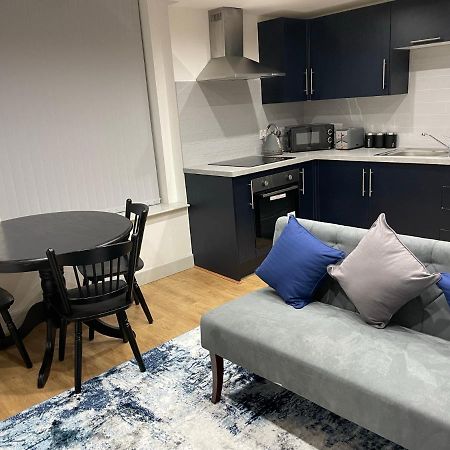 Modern - Two Bed - Apartment Located In The City Of Wolverhampton Exterior photo