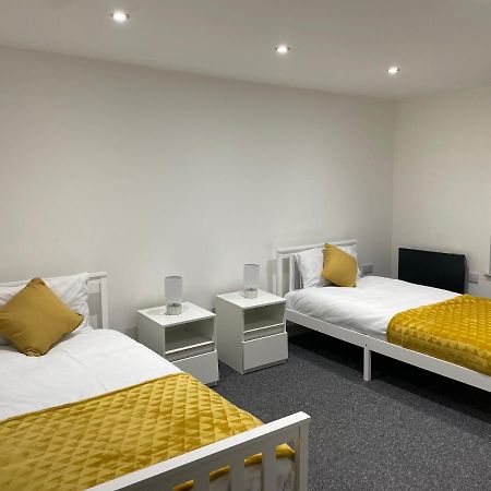 Modern - Two Bed - Apartment Located In The City Of Wolverhampton Exterior photo